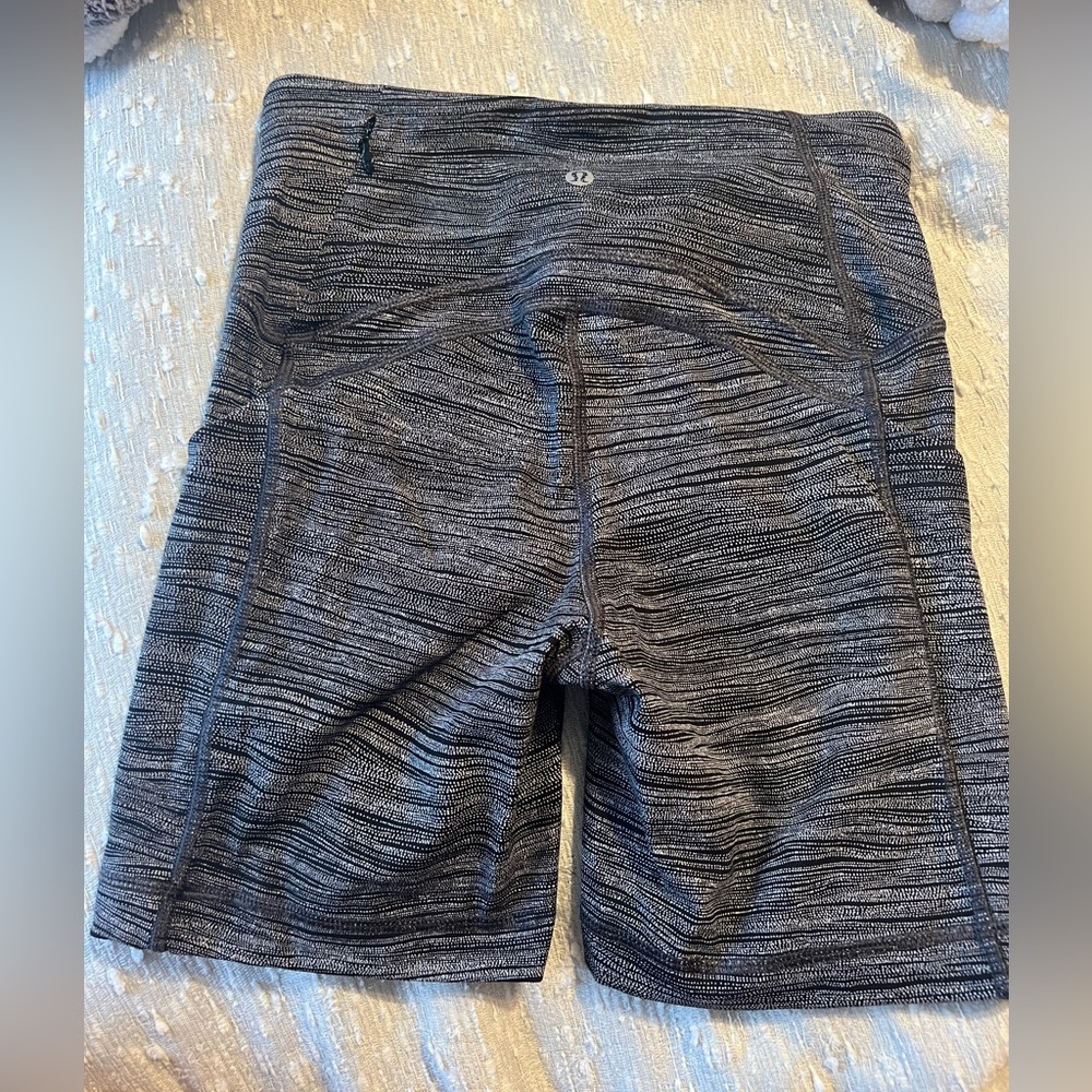 Lululemon 4 inch spandex black and white pattern size 4